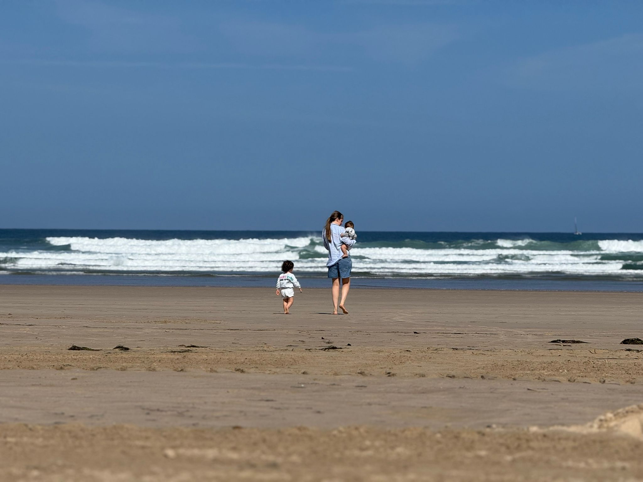 Familia caminando junto al mar