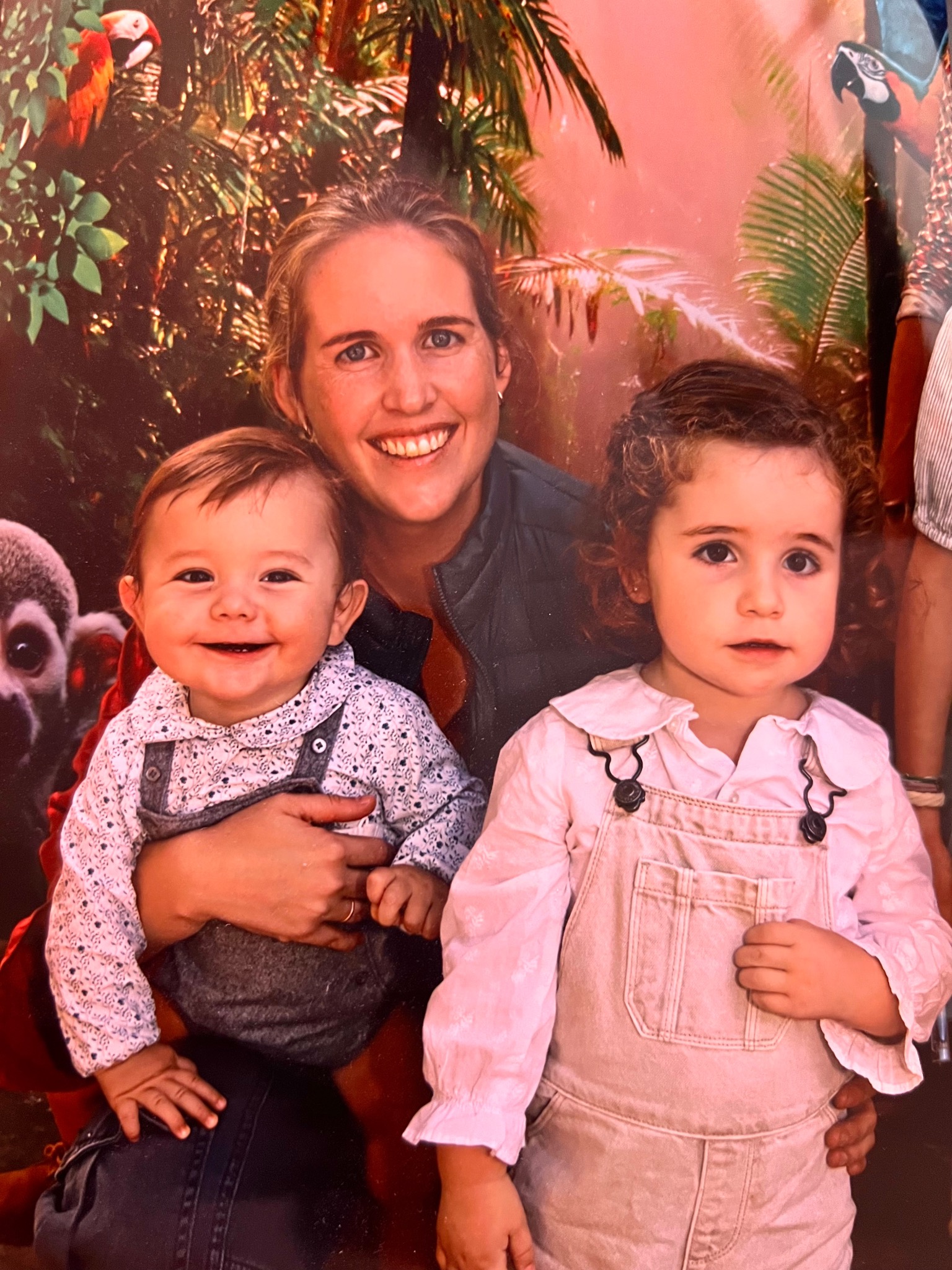 Marta Petit con sus hijos, Petit Family